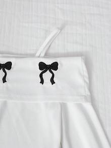 SHEIN 少女时尚优雅T恤套装，白色针织上衣搭配黑色梭织蛋糕裙，上衣饰有黑色蝴蝶结，裙子饰有珍珠。 - 黑與白 - 查看 5