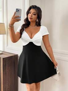 Femmeverse Đầm cỡ lớn màu đen trắng phối họa tiết cổ chữ V sâu, điểm nhấn là họa tiết xoắn ở phần ngực màu trắng. - Đen và trắng - Xem 8