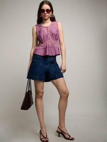 Nöista 高腰牛仔短裤采用双扣设计，并饰有精致的缝线。前后各有两个口袋。适合春夏穿着，女士款。 - 深色水洗藍 - 查看 4