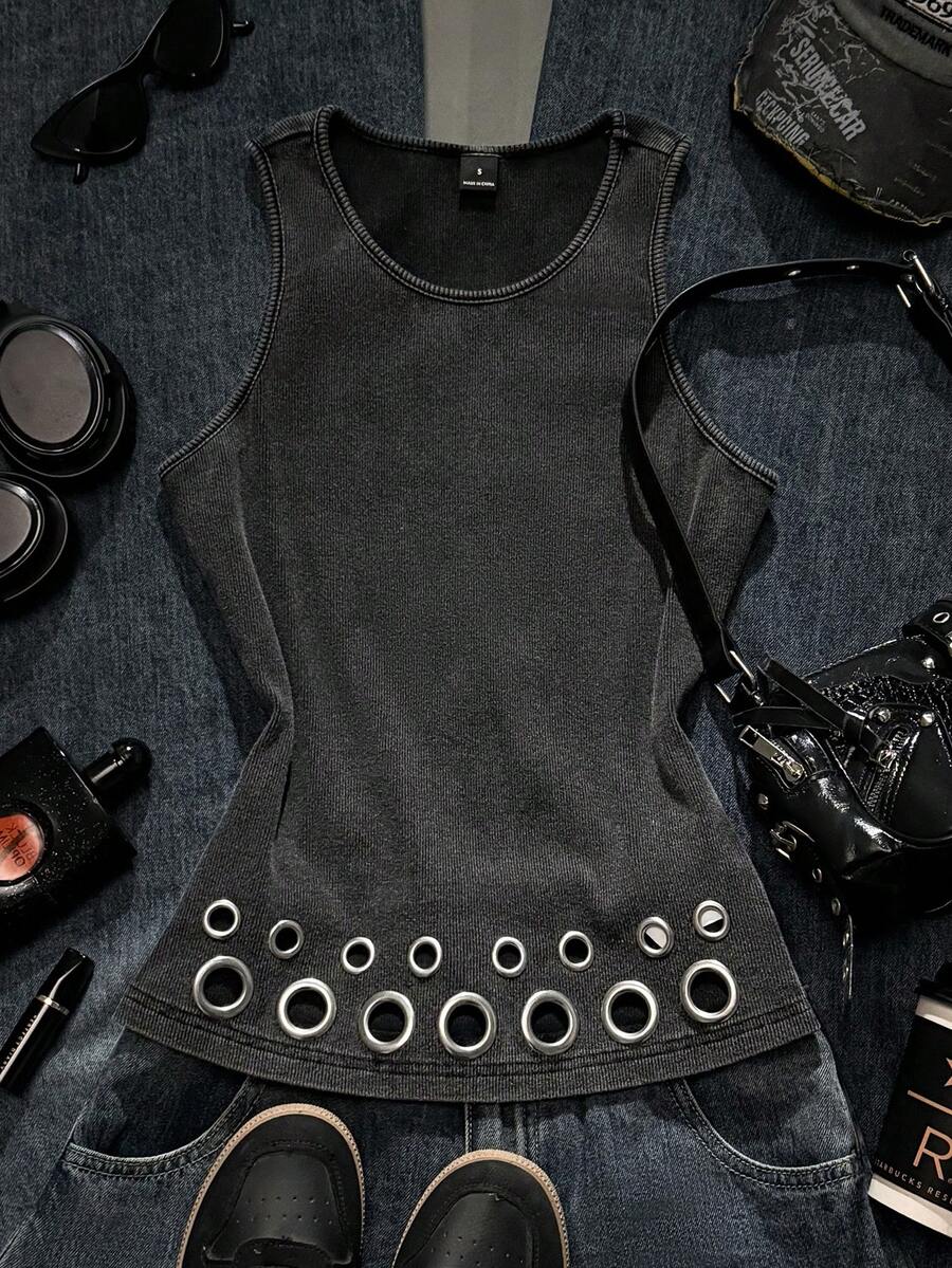 SHEIN EZwear 这款2025秋冬新款女士修身圆领短款背心，采用醒目的金属镂空下摆设计，展现出前卫的都市酷感风格，既吸睛又显瘦。它是派对必备单品，散发着性感女神的气息。Garde Design引领时尚潮流，黑色上衣，背心。 - 黑色 - 查看 1