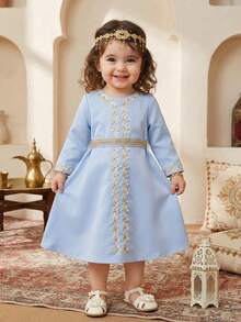 SHEIN Robe longue à manches longues en satin bleu pour tout-petites filles, élégante pour les fêtes et les rassemblements, convient pour le printemps et l'automne - Bleu azur - Voir 3