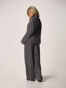 Missguided x Playboy 条纹两件套家居服，拉链领上衣搭配阔腿裤，秋冬休闲穿搭。 - 彩色 - 查看 3