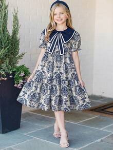 SHEIN Vintaside Kids 这款女童夏季波西米亚风甜美度假连衣裙，采用蓝色碎花印花，配有大蝴蝶结领、短袖和宽松的及膝裙摆。非常适合日常穿着、购物、海滩郊游、度假等场合。 - 彩色 - 查看 4