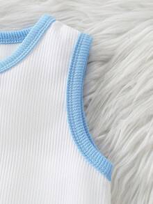 Bộ đồ thể thao 2 món cho bé gái, áo tank top và quần thể thao phối màu tương phản, xanh dương & trắng. Áo được làm từ vải dệt kim có họa tiết, chất liệu thoải mái, cổ tròn, thiết kế không tay. Quần là quần thể thao màu xanh dương. Tổng thể trông thời trang và tối giản, phù hợp cho các buổi đi chơi, mặc hàng ngày, đi học và các buổi tụ họp. Kiểu dáng tương đối ôm sát, phù hợp cho việc đi học và mặc hàng ngày. - Nhiều màu - Xem 3