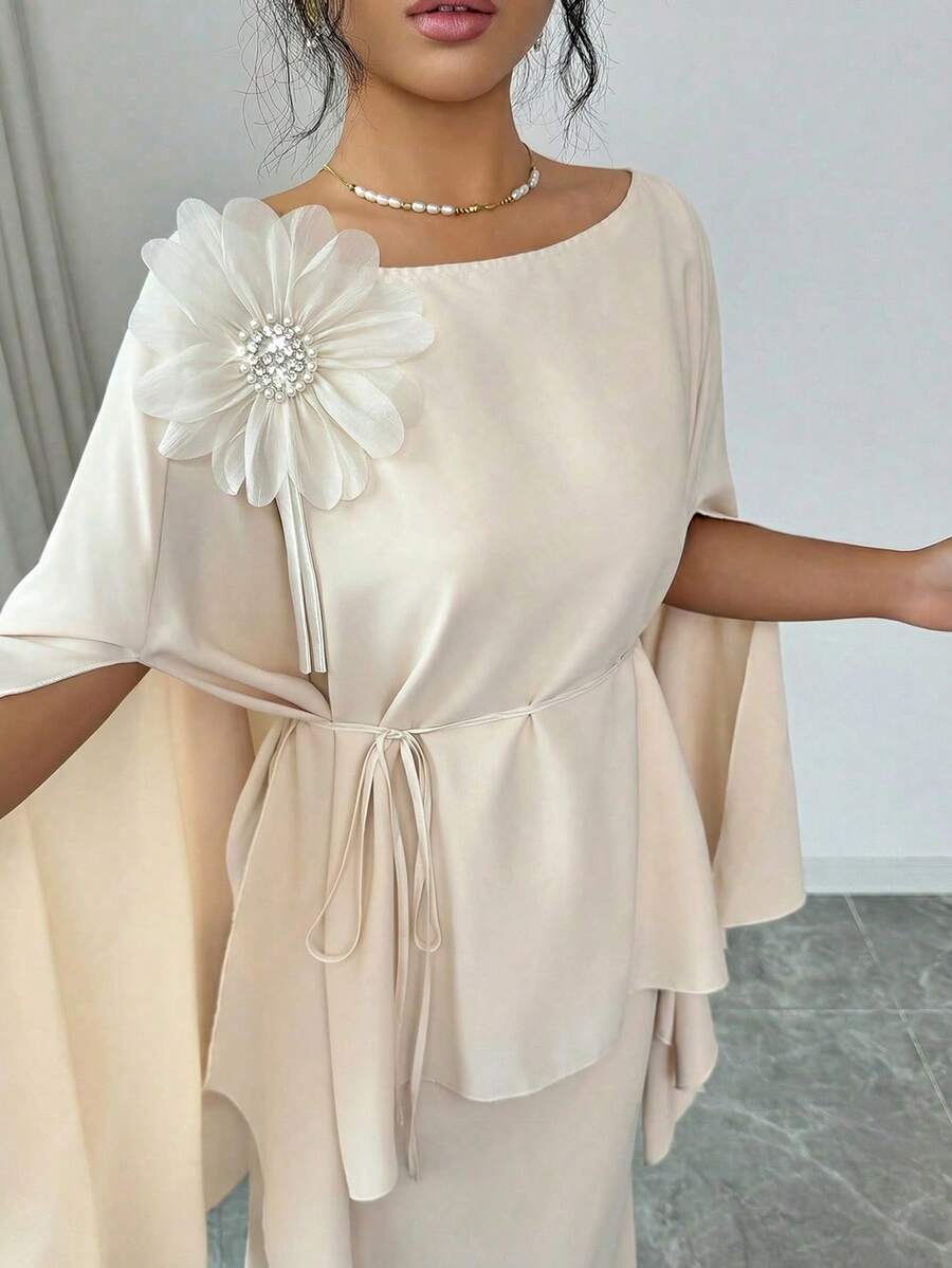 Modelyn بلوزة نسائية أنيقة بياقة قارب وأكمام كيب مزينة بزخارف زهرية ثلاثية الأبعاد - لون مشمشي - مشاهدة 1