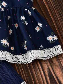 SHEIN Playful Pals 女童春夏套装，藏蓝色无袖上衣+配套阔腿裤；上衣采用吊带设计，饰以清新碎花图案，领口和下摆饰有白色蕾丝花边，尽显精致柔美；阔腿裤采用松紧腰带设计，裤脚同样饰有蕾丝花边，打造甜美清新的整体造型。轻盈舒适的面料，适合日常穿着。女童裤装上衣女童夏季套装2件套 - 寶藍色 - 查看 4