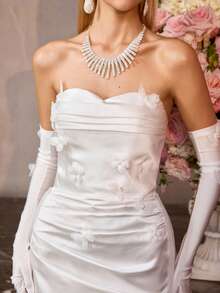 MOTF Soiréza 女士无肩带修身美人鱼礼服，褶皱花卉紧身胸衣——是婚礼、盛大晚宴、颁奖典礼和正式招待会的理想之选 - 白色 - 查看 2