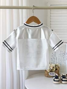 SHEIN Playful Pals Baby Mädchen V-Ausschnitt gestreiftes & numerisches Muster Lässig Sport Straßen Mode Jersey Top