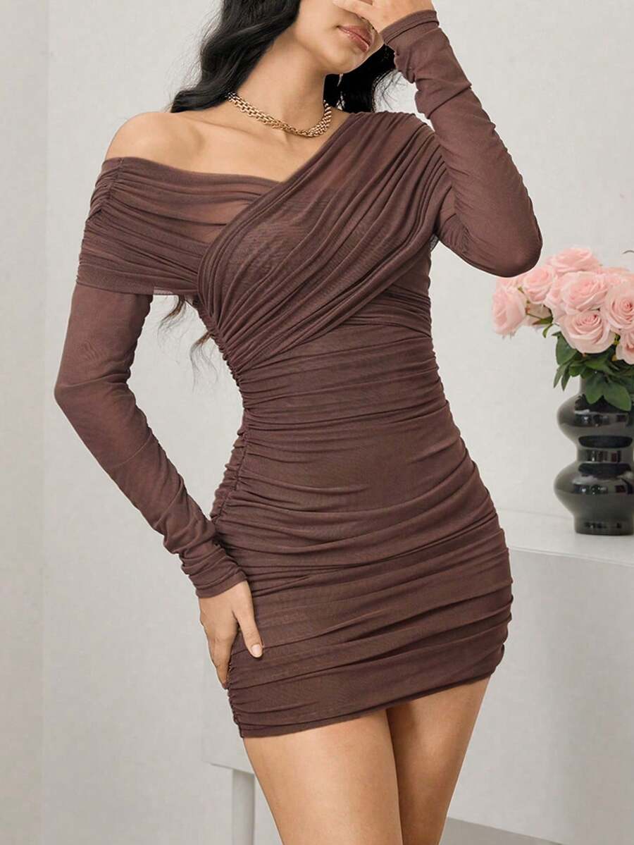 Modelyn 女士纯色褶皱不对称领长袖短裙 - 棕色 - 查看 1
