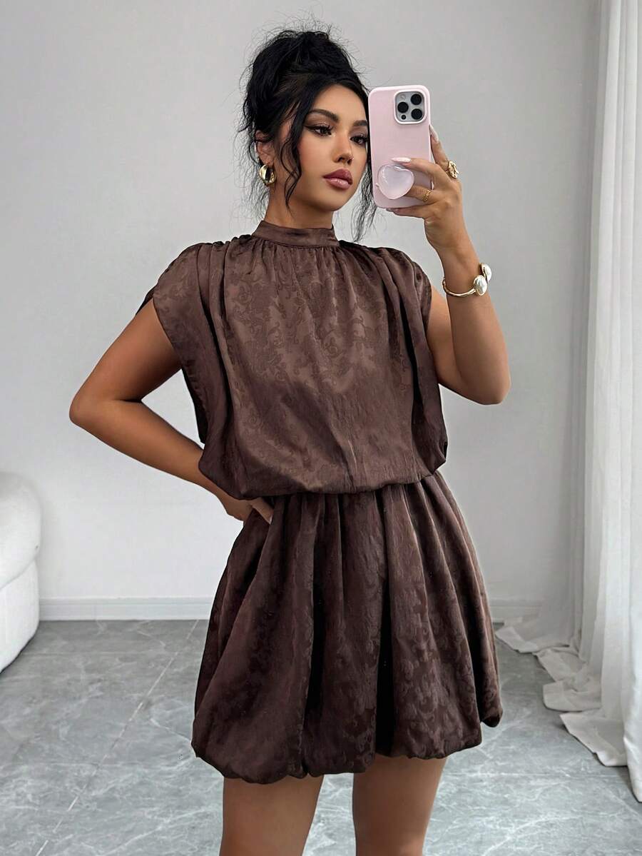 Elenzga 女士春夏浪漫西西里优雅休闲通勤度假缎面提花面料立领圆领肩部抽绳系带褶皱腰部喇叭下摆迷你连衣裙 - 棕色 - 查看 1