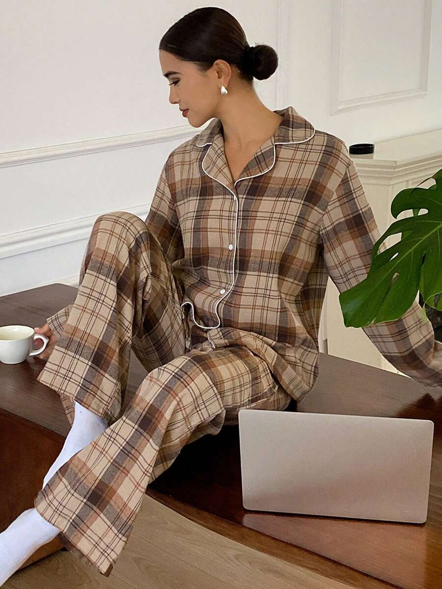 DAZY Bộ đồ ngủ nữ 2 món gồm áo khoác cardigan kẻ caro và quần dài tay rộng. - màu nâu - Xem 1