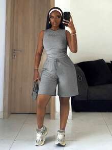 Slaydiva 早春新品、春夏音乐节、情人节、休闲简约基础款、Y2K、街头甜美、网红、日常约会、辣妹风、性感休闲简约家居服、运动服、圆领无袖、米兰标语印花、侧褶短背心+阔腿短裤、五分裤、灰色运动裤、短裤、针织套装、女士两件套 -A - 灰色 - 查看 6