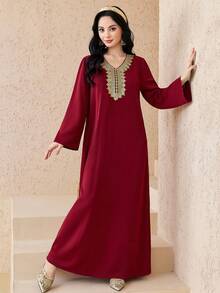 SHEIN 酒红色宽松长款连衣裙，饰有金色箔印，版型宽松，适合度假、春夏、国庆节等场合。 - 酒紅色 - 查看 7