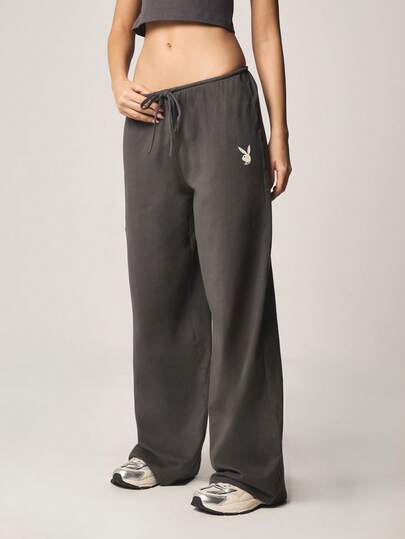 Missguided x Playboy Pantalones de chándal de pierna ancha con cordón en la cintura y detalles bordados del logo para comodidad casual