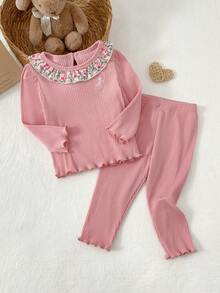 SHEIN Conjunto de 2 piezas de ropa cómoda y suave para bebé niña, con bordado de unicornio lindo, estampado floral elegante y cuello con volantes, top de manga larga y pantalones, conjunto de pijama para bebé niña - Rosa - Ver 3
