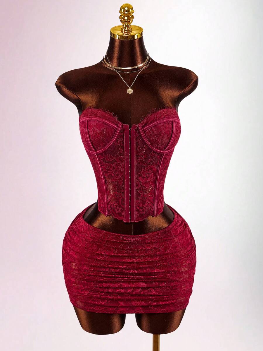 Amplova 女士鱼骨蕾丝两件套性感露脐上衣和迷你裙套装，时尚装扮，适合情人节约会，露肩抹胸上衣 - 酒紅色 - 查看 1