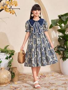 SHEIN Vintaside Kids 这款女童夏季波西米亚风甜美度假连衣裙，采用蓝色碎花印花，配有大蝴蝶结领、短袖和宽松的及膝裙摆。非常适合日常穿着、购物、海滩郊游、度假等场合。 - 彩色 - 查看 3