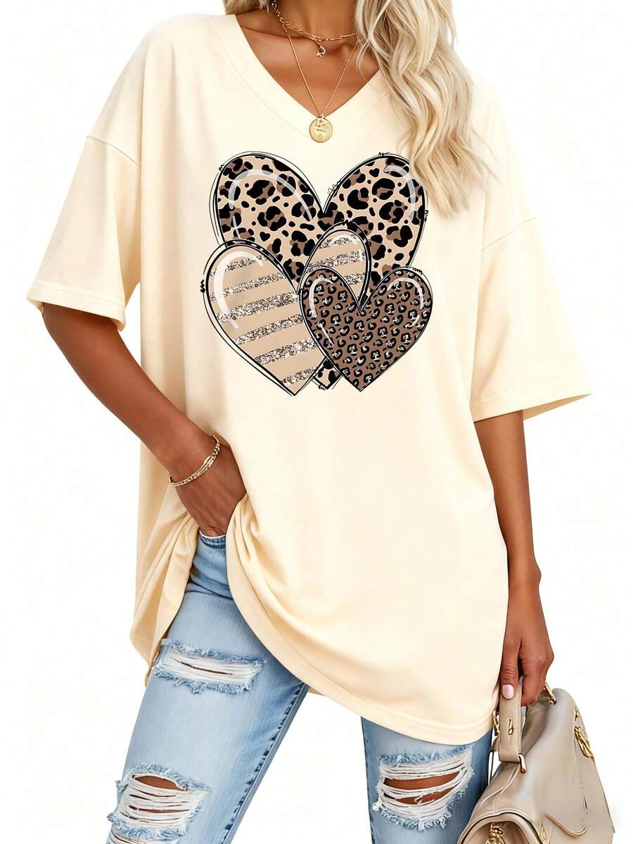 SHEIN CURVE+ Áo thun nữ cỡ lớn cổ chữ V họa tiết trái tim in hình da báo - Áo tay ngắn thường ngày cho mùa hè và mùa xuân, chất liệu co giãn vừa phải, có thể giặt máy, áo thun nữ. - Màu be - Xem 1