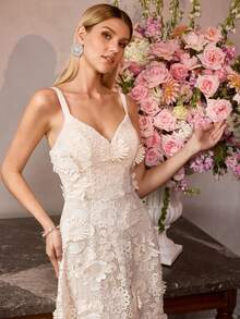 MOTF Soiréza VESTIDO FORMAL SIN MANGAS DE ENCAJE PARA MUJER CON PATRONES FLORALES 3D, ESCOTE EN V PROFUNDO, CINTURA CONTORNEADA Y VESTIDO DE LARGO HASTA EL PISO CON ACENTOS FLORALES EN EL BAJO - IDEAL PARA BODAS, CENAS DE GALA, CELEBRACIONES Y BAILES FORMALES - Albaricoque - Ver 6