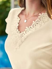 SHEIN Clasi Áo kiểu nữ thanh lịch cổ chữ V tay ngắn dáng rộng họa tiết hoa. - Màu be - Xem 3