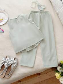 SHEIN Bộ đồ thể thao cho bé gái màu hồng và xanh lá cây trơn, kiểu dáng tối giản với nơ 3D trang trí, gồm áo không tay và quần dài, thích hợp mặc hàng ngày và đi nghỉ mát, mùa xuân/hè. - màu xanh lá - Xem 2