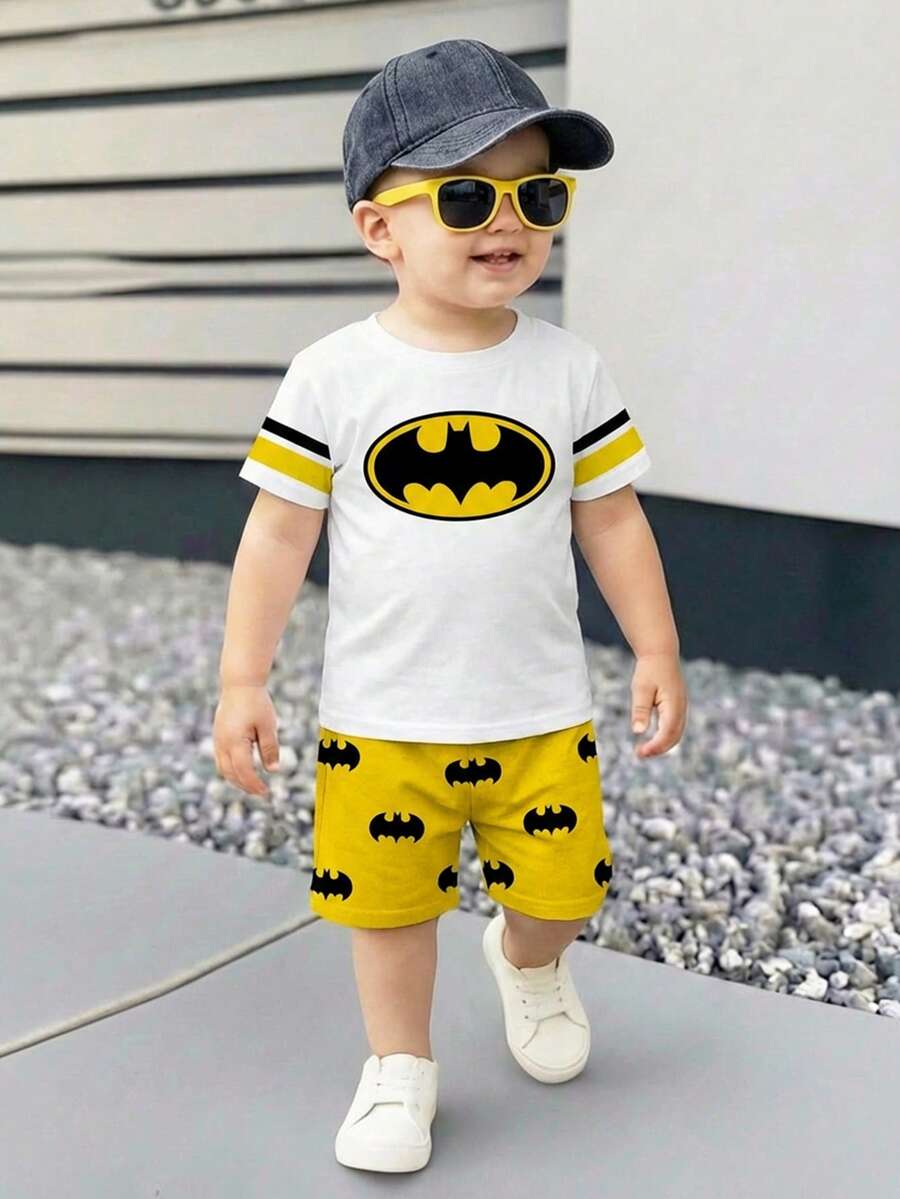 BATMAN X SHEIN 2件套男婴休闲宽松舒适可爱卡通动漫时尚复古酷炫动漫经典Logo印花短袖T恤和短裤套装，适合动漫迷，春夏款 - 白色 - 查看 1