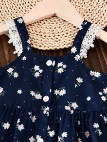 SHEIN Playful Pals 女童春夏套装，藏蓝色无袖上衣+配套阔腿裤；上衣采用吊带设计，饰以清新碎花图案，领口和下摆饰有白色蕾丝花边，尽显精致柔美；阔腿裤采用松紧腰带设计，裤脚同样饰有蕾丝花边，打造甜美清新的整体造型。轻盈舒适的面料，适合日常穿着。女童裤装上衣女童夏季套装2件套 - 寶藍色 - 查看 6