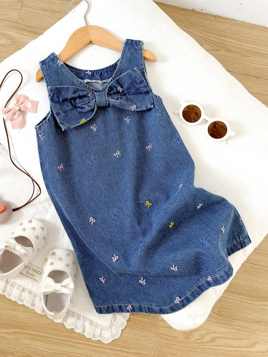 SHEIN Playful Pals Young Girls' Cute Bow Embroidery Denim Dress, Lightweight For Spring/Summer, Medium Washed Denim Blue, Adorable Sweet Casual Vacation Fashion Design Versatile Basic Cute Bow Embroidery Sleeveless Bow Decor Sleeveless Denim Non-Stretch Dress, Soft Comfortable Cotton Denim Non-Stretch Fabric, Daily Wear, Gathering, Party, School, Commute, New Spring/Autumn Collection