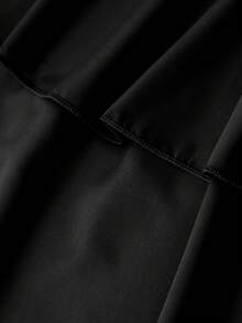 SHEIN 少女时尚优雅T恤套装，白色针织上衣搭配黑色梭织蛋糕裙，上衣饰有黑色蝴蝶结，裙子饰有珍珠。 - 黑與白 - 查看 3