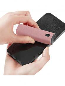 这款多功能便捷屏幕清洁剂是一款二合一清洁套装，适用于智能手机、平板电脑和车载娱乐系统屏幕。它集喷雾和擦拭功能于一体，喷出的细雾易于清洁。本产品采用温和无刺激的清洁液，适用于手机、平板电脑、电视和显示器等各种设备的屏幕。