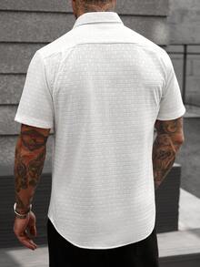 Manfinity CasualCool 白色短袖衬衫，精致提花小格纹图案，白色纹理针织面料，白色纹理针织面料白色短袖纽扣衬衫，白色蕾丝男士衬衫，男士白色衬衫，男士短袖纽扣衬衫，男士夏季纽扣衬衫，适合周末旅行、户外活动、远足旅行、轻松的工作环境或半正式场合，可作为男友/丈夫礼物，周年纪念/生日礼物，派对、暑假、新年、婚礼、情人节等场合穿着。 - 白色 - 查看 2
