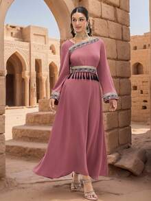 Al Najma Damen Asymmetrischer Kragen Langarm Kleid im arabischen Stil mit gewebtem Band und Quastendesign - Altrosa - Übersicht 7