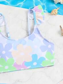 SHEIN 女童连体泳衣套装，浅蓝色撞色花卉图案，采用弹力速干面料，亲肤舒适。三件套包括吊带泳衣、三角泳裤和网纱罩裙。清新花卉风格，舒适透气，适合女孩游泳、夏季海滩度假、泳池玩耍，时尚休闲。 - 淺藍色 - 查看 4