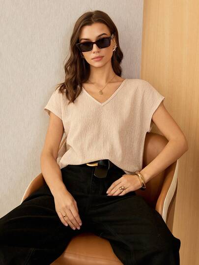  Lymera 春夏新款时尚休闲杏色简约竖条纹立体提花V领无袖T恤，适合通勤穿着。