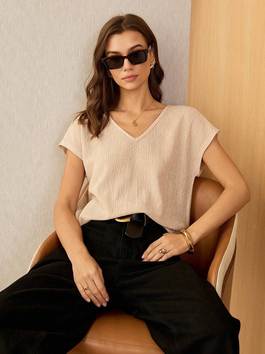 Lymera 春夏新款时尚休闲杏色简约竖条纹立体提花V领无袖T恤，适合通勤穿着。 - 杏色 - 查看 1