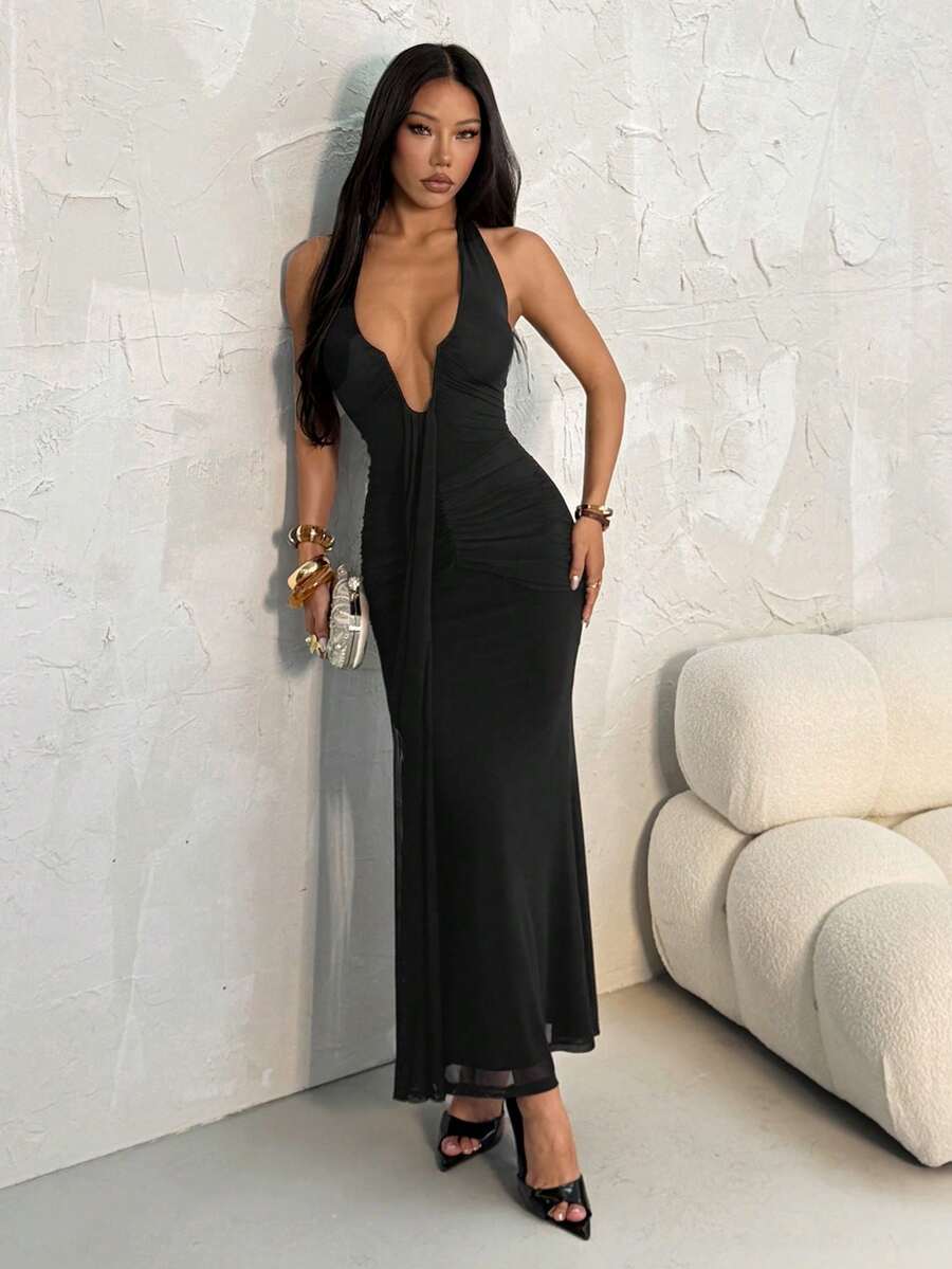 SHEIN PETITE 奶油色性感深V领优雅吊带长裙，适合春夏穿着，可作派对、婚礼宾客礼服。