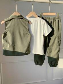 SHEIN 三件套：男童无袖外套、圆领白色T恤和工装口袋裤，休闲街头时尚套装 - 軍綠色 - 查看 2
