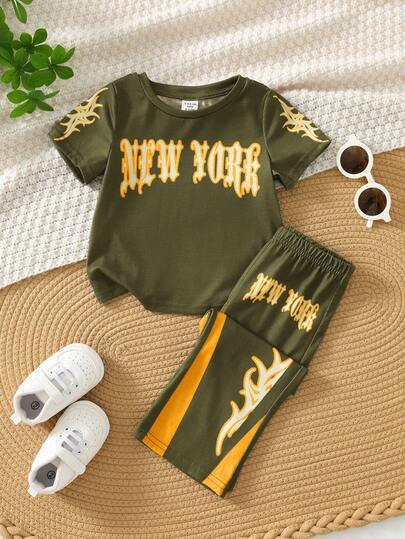 SHEIN Set de 2 piezas de estilo casual de calle para bebé niño, con camiseta de manga corta con estampado verde y pantalones acampanados, para verano