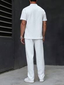 Manfinity CasualCool Manfinity 男士日常通勤及周末约会成熟休闲立领半开襟短袖抽绳腰裤套装，提花透气网眼面料，宽松版型，修身剪裁，纯白色男士两件套，完美日常街头穿搭，送给男友/丈夫的理想礼物，周年纪念礼物，情人节礼物。 - 白色 - 查看 2