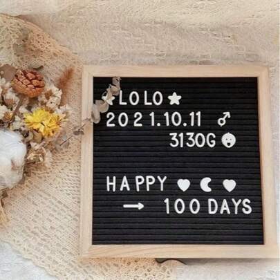 1 Peça Quadro de Letras de Madeira Feltrado Combina as Texturas de uma Moldura de Madeira Natural com uma Base de Feltro Macio, Tornando-o não apenas um Quadro de Memorandos Prático, mas também um Destaque Digno de Decoração Doméstica. Adequado para Vários Ambientes, como Quartos de Crianças, Estudos e Salas de Estar, Ele Complementa Facilmente os Estilos de Casa Americano, Vintage e Minimalista.