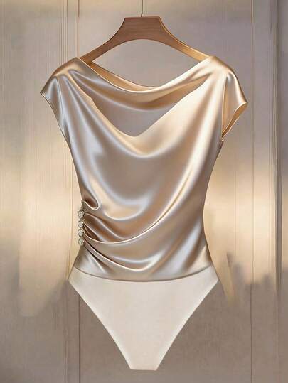 SHEIN Franclia Body elegante y sexy con botones decorativos elásticos brillantes para mujer, top de satén drapeado, body dorado, tops de mujer, camisola dorada elegante, top elegante para mujer