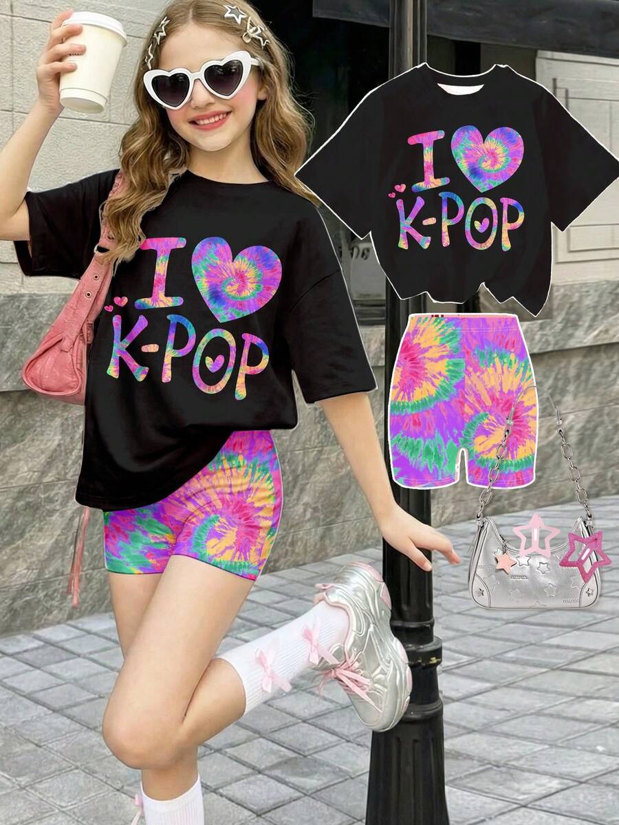 SHEIN 我❤K-Pop,我爱韩国流行音乐,这款充满活力的紫色扎染爱心图案印花套装,韩式风格,适合年轻女孩的休闲简约短袖短裤两件套,适合夏季穿着,可爱的夏季外出装,夏季儿童单品,夏季外出装备,韩式风格,返校季,舒适时尚的儿童服装,春夏外出装,休闲服饰,婴幼儿印花上衣,夏季新款,春夏时尚 - 彩色 - 查看 1