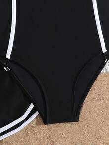 SHEIN 女童椰树印花拼接纯色连体泳衣，搭配椰树印花泳裤，适合夏季、冲浪、海滩、度假、泳池等场合。 - 黑與白 - 查看 5