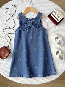 SHEIN Playful Pals Young Girls' Cute Bow Embroidery Denim Dress, Lightweight For Spring/Summer, Medium Washed Denim Blue, Adorable Sweet Casual Vacation Fashion Design Versatile Basic Cute Bow Embroidery Sleeveless Bow Decor Sleeveless Denim Non-Stretch Dress, Soft Comfortable Cotton Denim Non-Stretch Fabric, Daily Wear, Gathering, Party, School, Commute, New Spring/Autumn Collection