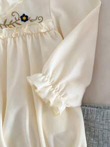 2件套新生女婴花卉刺绣荷叶边领口袖口长袖连体衣和灰色连脚裤套装，家居服 - 彩色 - 查看 5