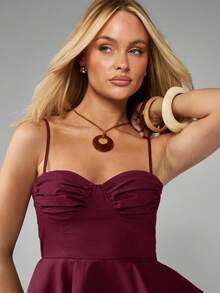 MISSGUIDED Blusa sin mangas con escote de corazón, ajustada en el busto, con volantes en el bajo y tirantes de espagueti - Burdeos - Ver 4