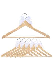 1 قطعة شماعة خشبية مع شريط من اللؤلؤ الاصطناعي - شماعة زفاف العروس، شماعة ملابس خفيفة الوزن، هدية أنيقة للعروس والمتزوجين حديثًا، ديكور الزفاف - القوس الأبيض - مشاهدة 2