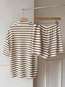SHEIN EZwear Bộ trang phục thường ngày thoải mái gồm áo tay ngắn cổ ve sọc và quần short dành cho nữ. - Màu nâu  Mocha - Xem 3