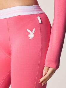 Missguided x Playboy Conjunto de pijama con top corto de cuello de barco de manga larga con logo de conejo y leggings de tiro alto - Rosa Fucsia - Ver 2