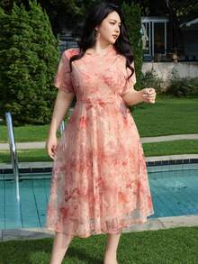 Dazy Plus Đầm midi ren eo thắt cho nữ cỡ lớn nhân dịp Valentine, đầm ngắn tay cổ tròn thanh lịch thích hợp cho các buổi hẹn hò. - Màu Hồng  San hô - Xem 1